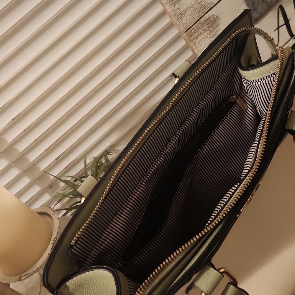ISA CAPI Sage & Cream Purse - Picture 8 of 11